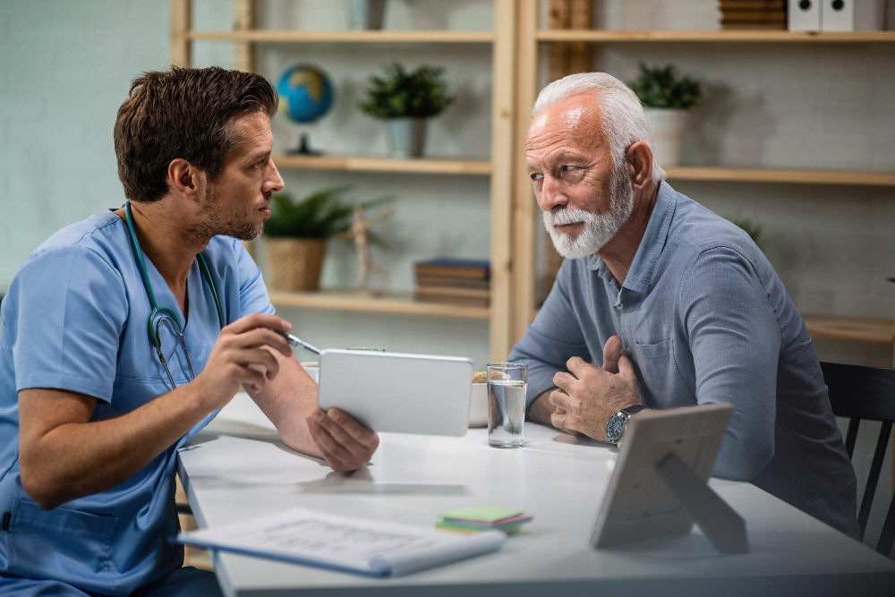 homme sénior chez le médecin