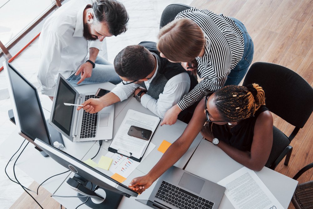 plusieurs employées qui travaillent ensemble au bureau