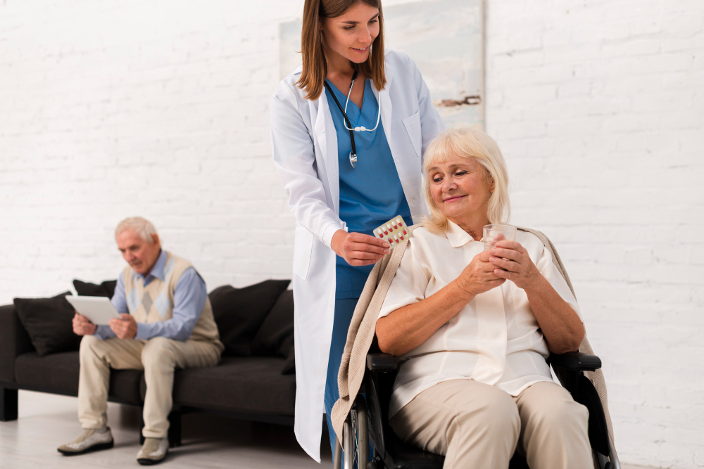 une médecin donne des médicaments à une femme agée