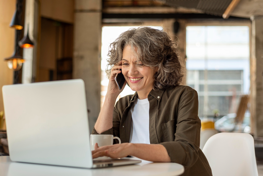 femme au téléphone devant son ordinateur