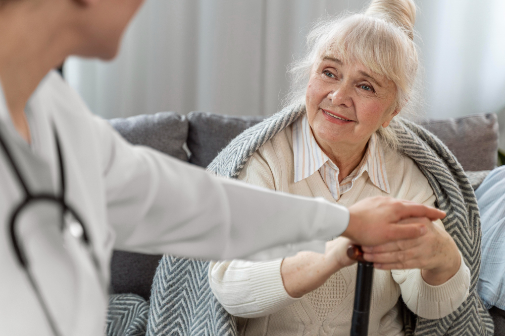 un médecin s'occupe d'une femme agée