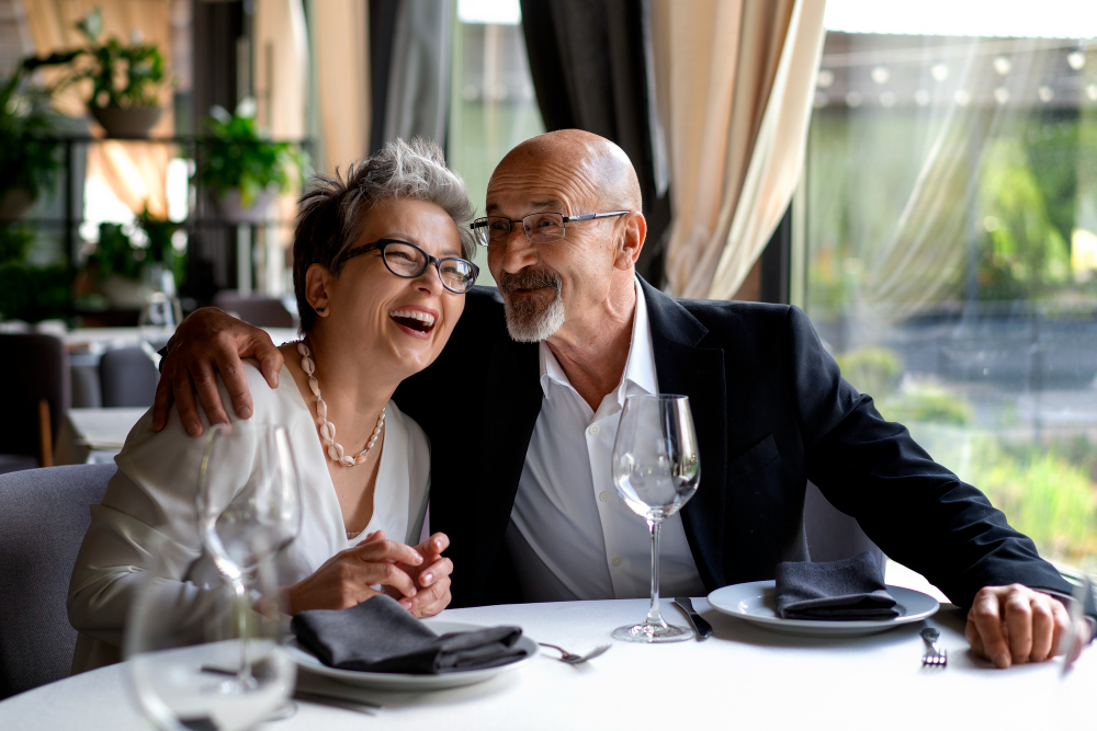 couple senior qui rigole au restaurant