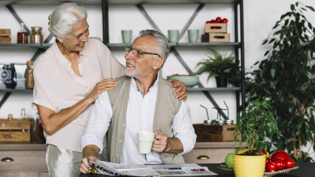 femme senior qui tient les épaules de son mari