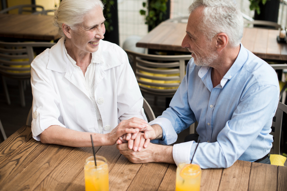 un couple de séniors se tenant la main