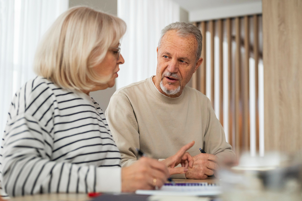 un couple de séniors discutant devant des contrats